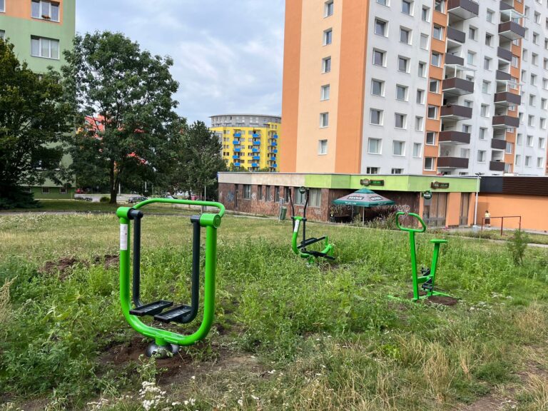 Venkovní fitpark, Praha 12 – Zvolská
